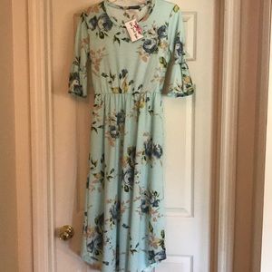 NWT bell sleeve small floral boutique midi dress